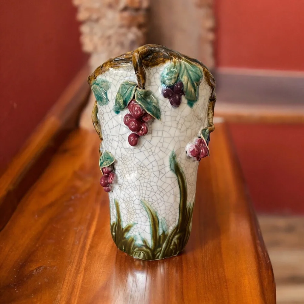 Antique Majolica Vase with many applied, high-relief details. - Picture 10 of 15